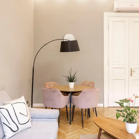 Charming & Cozy By Prestige Homes Apartment Budapest