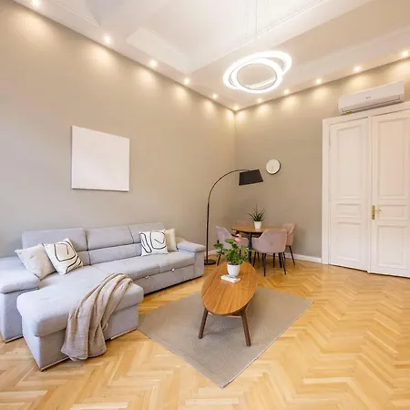 Charming & Cozy By Prestige Homes * Budapest